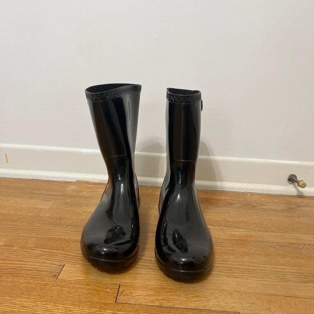 Black Ugg rain boots. Size 9, fuzzy sole.